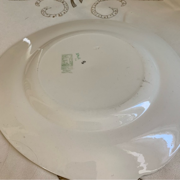 Vintage H&K Tunstall triangular plate with needlepoint flower motif - Picture 4 of 4